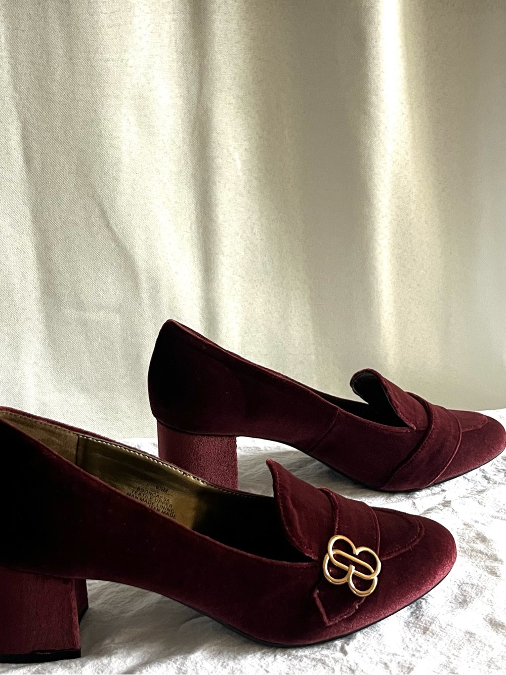 NWOT Bandolino Burgundy Velvet Loafer Pumps Gold Logo Block Heel 6.5 - Picture 4 of 9